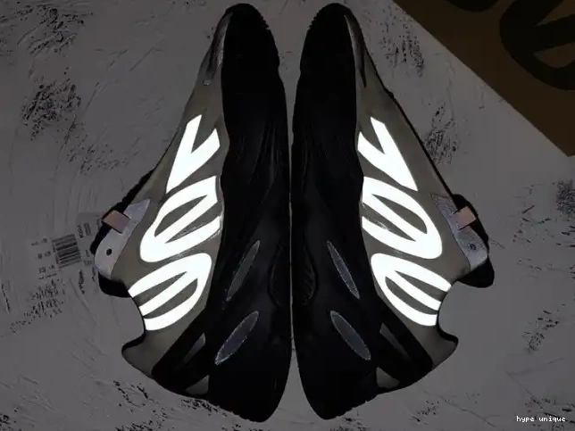 hype Yeezy Boost Bone 700 MNVN Adidas FY3729 0512